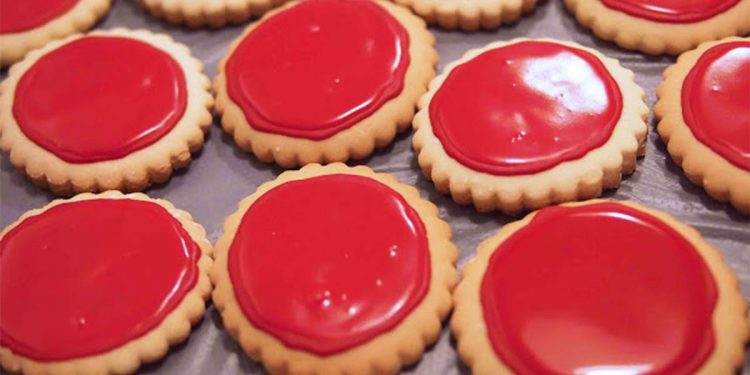 Si të përgatisni gurabiet e famshme të kuqe