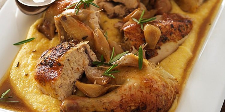 Tavë me pulë të plotë dhe harapash – Receta e shijshme