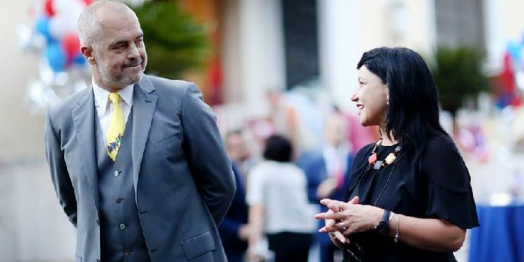 “Më janë adresuar si pëshpëritëse në veshin e tij”, bashkëshortja e Edi Ramës flet si rrallë herë për jetën familjare