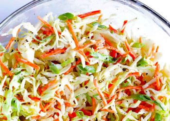 Sallata me lakër të bardhë dhe speca të pjekur