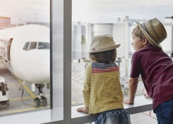 Udhëtime të gjata me aeroplan me fëmijë: këshilla, argëtim dhe përgatitje