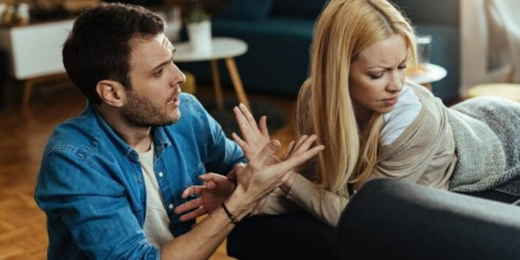 Komunikimi i tepërt në marrëdhënie: Zakoni toksik që duket i shëndetshëm