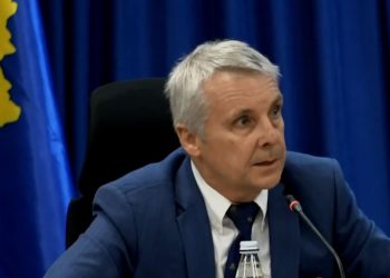 Rohde me fjalim emocionues për largimin nga Kosova, gjuan topin te Rudolphit