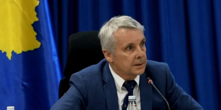 Rohde me fjalim emocionues për largimin nga Kosova, gjuan topin te Rudolphit