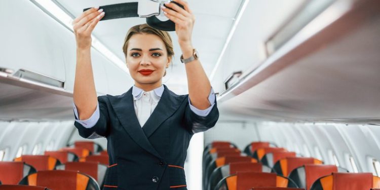 Nëse do të udhëtoni me avion, stjuardesa ju tregon veprimin që nuk duhet ta bëni në mënyrë kategorike
