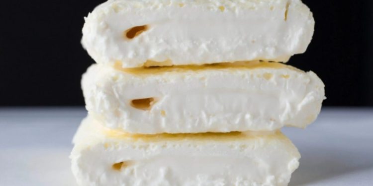 Si të përgatisni kajmakun për një shije të pasur në tryezën tuaj