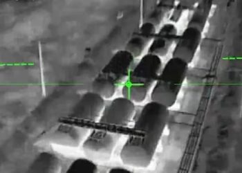 Ukrainasit godasin depon e naftës ruse në Luhansk, kamerat termike të dronit filmojnë momentin