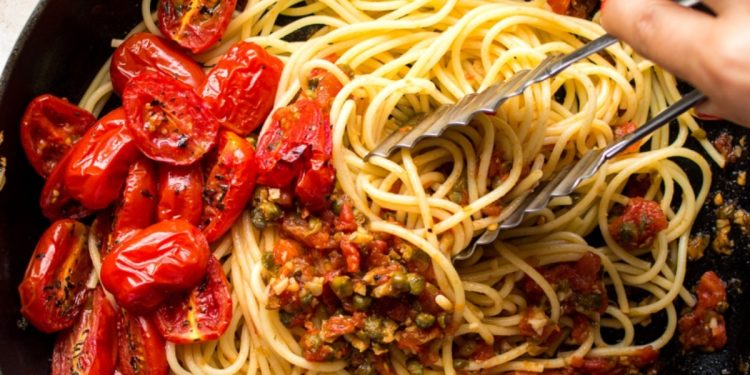 Makarona me domate të thata dhe hudhër – Të lehta e plot shije