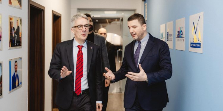 Krasniqi priti në selinë e PDK-së Rainer Rudolph, diskutuan për zhvillimet politike në vend