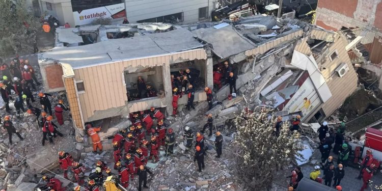 Shembet ndërtesa 7-katëshe në Turqi, një familje mbetet nën rrënoja