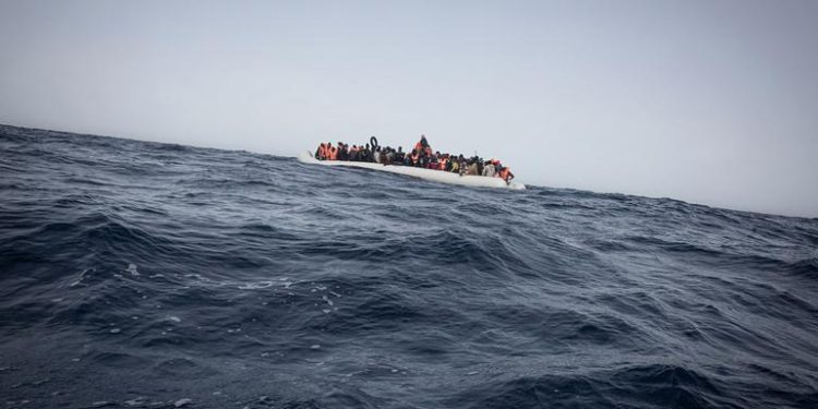 Tragjedi në brigjet e Afrikës Veriore, 40 të vdekur nga fundosja e varkës së mbushur me emigrantë