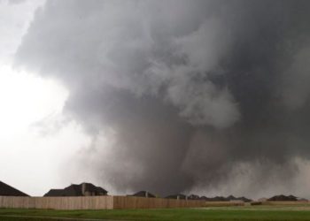 “Largohuni ose strehohuni, tani” – Ambasadat amerikane njoftojnë për stuhinë e fuqishme
