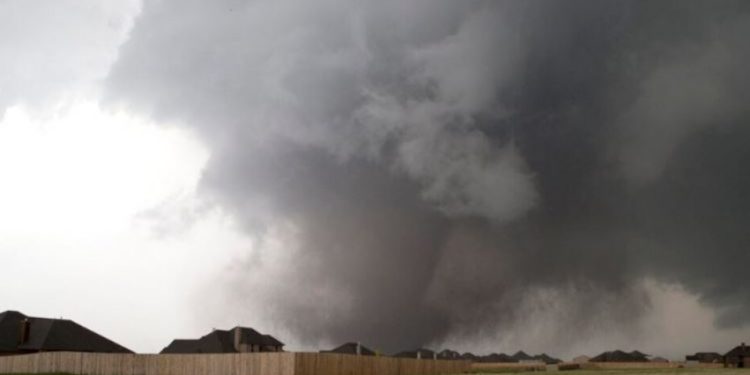 “Largohuni ose strehohuni, tani” – Ambasadat amerikane njoftojnë për stuhinë e fuqishme