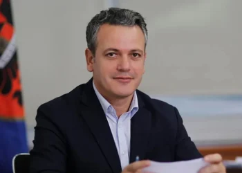 Gashi thumbon Kurtin: Kosova ka nevojë për udhëheqës që ndërtojnë, jo që bllokojnë e përçajnë