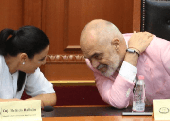 U pezullua nga detyra, raportohet se Belinda Balluku është qe tri orë në takim me Edi Ramën