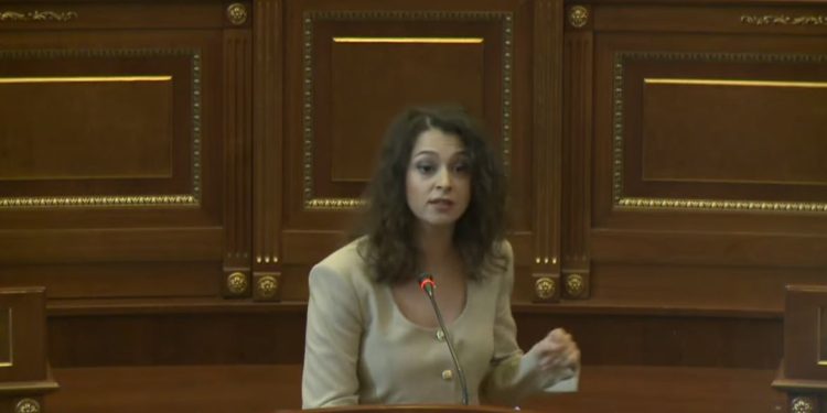 Kica-Xhelili i reagon Muratit: Ju definitivisht nuk e bëni dallimin e të bardhës me të zezë