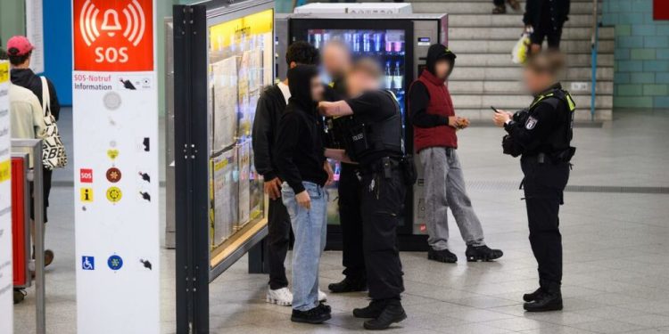 Një në dy persona ndihet i pasigurt në hapësira publike në Gjermani