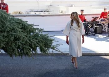 Magjia e Festave nis në Shtëpinë e Bardhë: Melania Trump mirëpret pemën e Krishtlindjes me stil dhe traditë