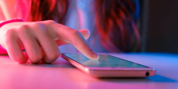 Australia ndalon rrjetet sociale për adoleshentët nën 16-vjeç