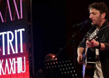 Në Gjakovë, në kuadër të festivalit “Ditët e Nëntorit”, Petrit Çarkaxhiu prek shpirtrat dhe ndjenjat e publikut me koncertin e tij solistik!