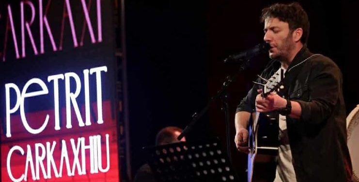 Në Gjakovë, në kuadër të festivalit “Ditët e Nëntorit”, Petrit Çarkaxhiu prek shpirtrat dhe ndjenjat e publikut me koncertin e tij solistik!