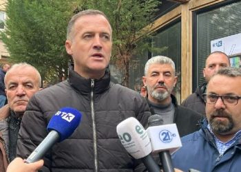 Punëtorët e RTK-së edhe sot në grevë, i bëjnë thirrje Kurtit ta bëjnë zgjidhjen: Nuk është politike të kërkosh pagën