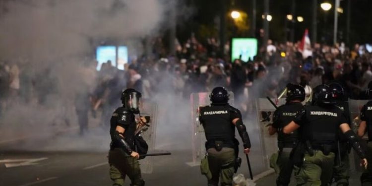 Drafti i Raportit të Progresit me kritika për Serbinë, nënvizohet dhuna ndaj protestuesve