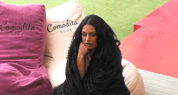 “Kena me u bo si me na qitë sprej të mizave”, thotë Shkurta për qëndrimin brenda