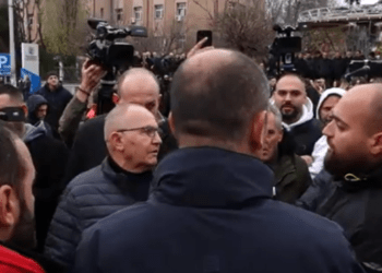 “Nuk e lëvizim asnjë autobus” – Protestuesit sfidojnë Policinë