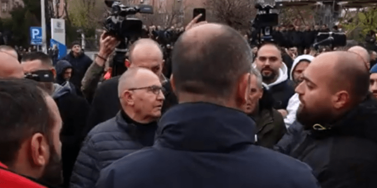 “Nuk e lëvizim asnjë autobus” – Protestuesit sfidojnë Policinë