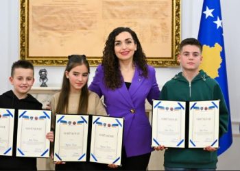 Osmani nderon tre fëmijët që gjetën dhe dorëzuan një portofol me para