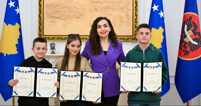 Osmani nderon tre fëmijët që gjetën dhe dorëzuan një portofol me para