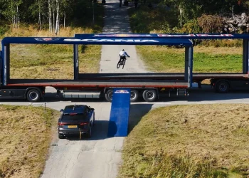 VIDEO / Një motoçiklist kërcen në mes të dy rimorkiove në lëvizje të kamionëve