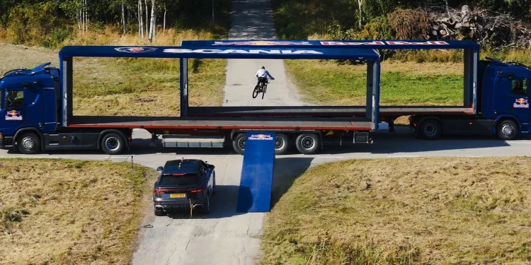 VIDEO / Një motoçiklist kërcen në mes të dy rimorkiove në lëvizje të kamionëve