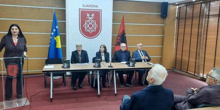 Në Gjakovë promovohet romani “Atë natë bunarët kanë gjëmuar” i dr. Resmije Kryeziu