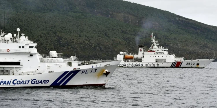 Anijet kineze dhe japoneze “konfrontohen” pranë ishujve gjeopolitikisht të ndjeshëm – palët japin versione të ndryshme