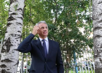 Koci publikon uniformen e vjetëruar të një polici: Mbi katër vite shërbim, është pajisur me tesha vetëm një herë