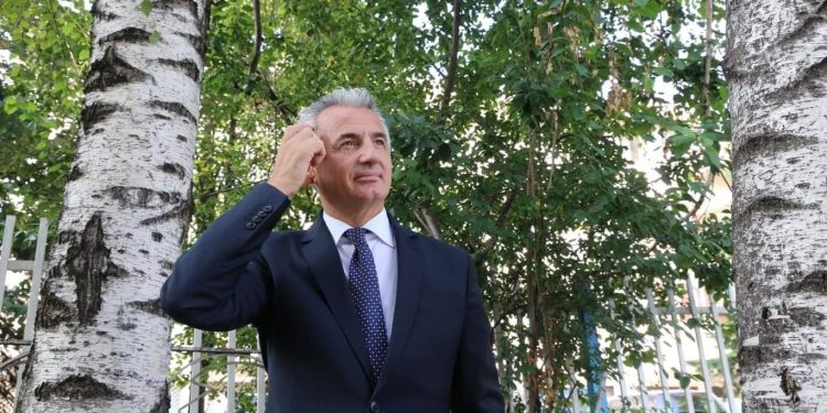 Koci publikon uniformen e vjetëruar të një polici: Mbi katër vite shërbim, është pajisur me tesha vetëm një herë