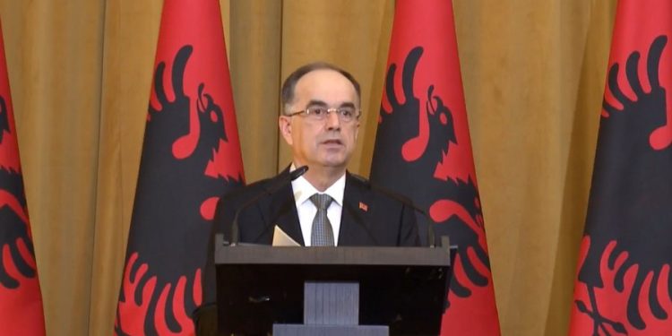 Presidenti Begaj viziton Kosovën, policia njofton për bllokim të përkohshëm të rrugëve