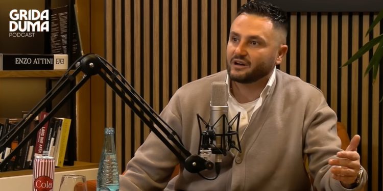 “Është e vdekur”, Bes Kallaku flet për divorcin me Xhensila Myrtezajn – fansat të shqetësuar për gjendjen e tij emocionale