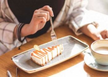 Tri gjëra që do t’i ndodhin trupit tuaj nëse hiqni dorë nga ëmbëlsirat