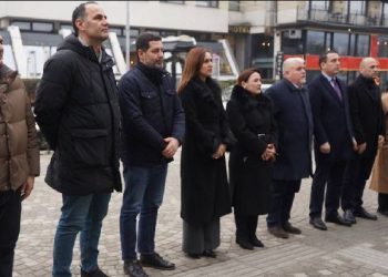 Kandidati për deputet nga PDK, Paçarizi e nis ditën duke bërë homazhe te Dëshmorët e UÇK-së në Landovicë dhe te shtatorja e Remzi Ademajt në Prizren