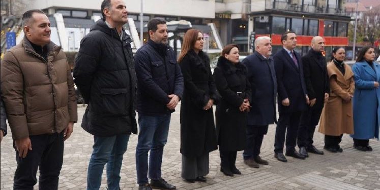 Kandidati për deputet nga PDK, Paçarizi e nis ditën duke bërë homazhe te Dëshmorët e UÇK-së në Landovicë dhe te shtatorja e Remzi Ademajt në Prizren
