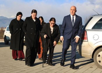 Bashkë me nënën e tij, voton kandidati për Kryeministër nga AAK, Ramush Haradinaj