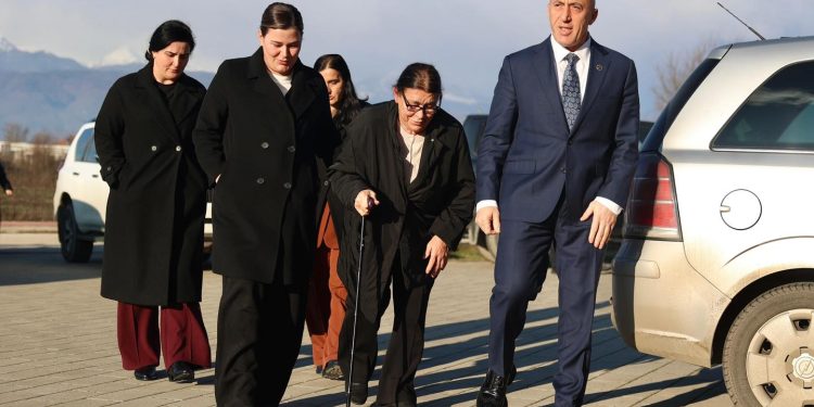 Bashkë me nënën e tij, voton kandidati për Kryeministër nga AAK, Ramush Haradinaj