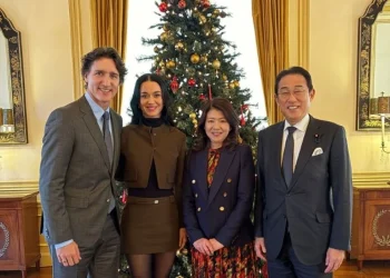 Katy Perry bën “paraqitjen e saj të parë politike” në Japoni përkrah Trudeau-s