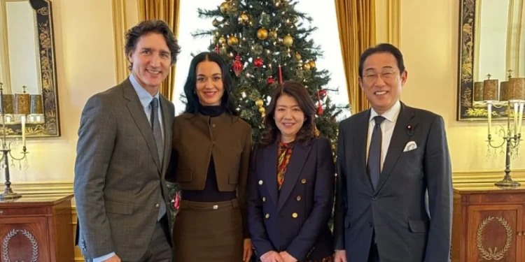 Katy Perry bën “paraqitjen e saj të parë politike” në Japoni përkrah Trudeau-s