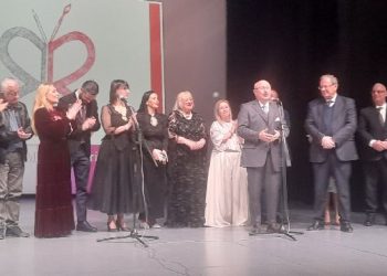 “Mos e merrni jetën si tragjedi, por si komedi”