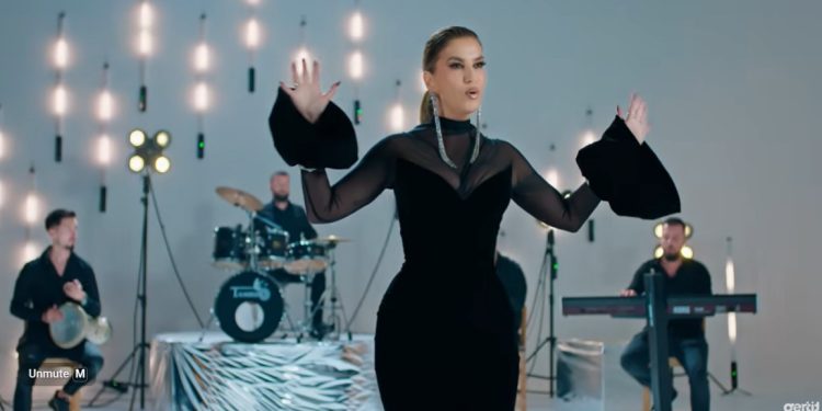 Leonora Jakupi publikon këngën “A je Gjallë”