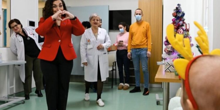 Osmani viziton fëmijët në hemato-onkologji: Në prag të Vitit të Ri, ata na kujtuan se shpresa nuk shuhet kurrë
